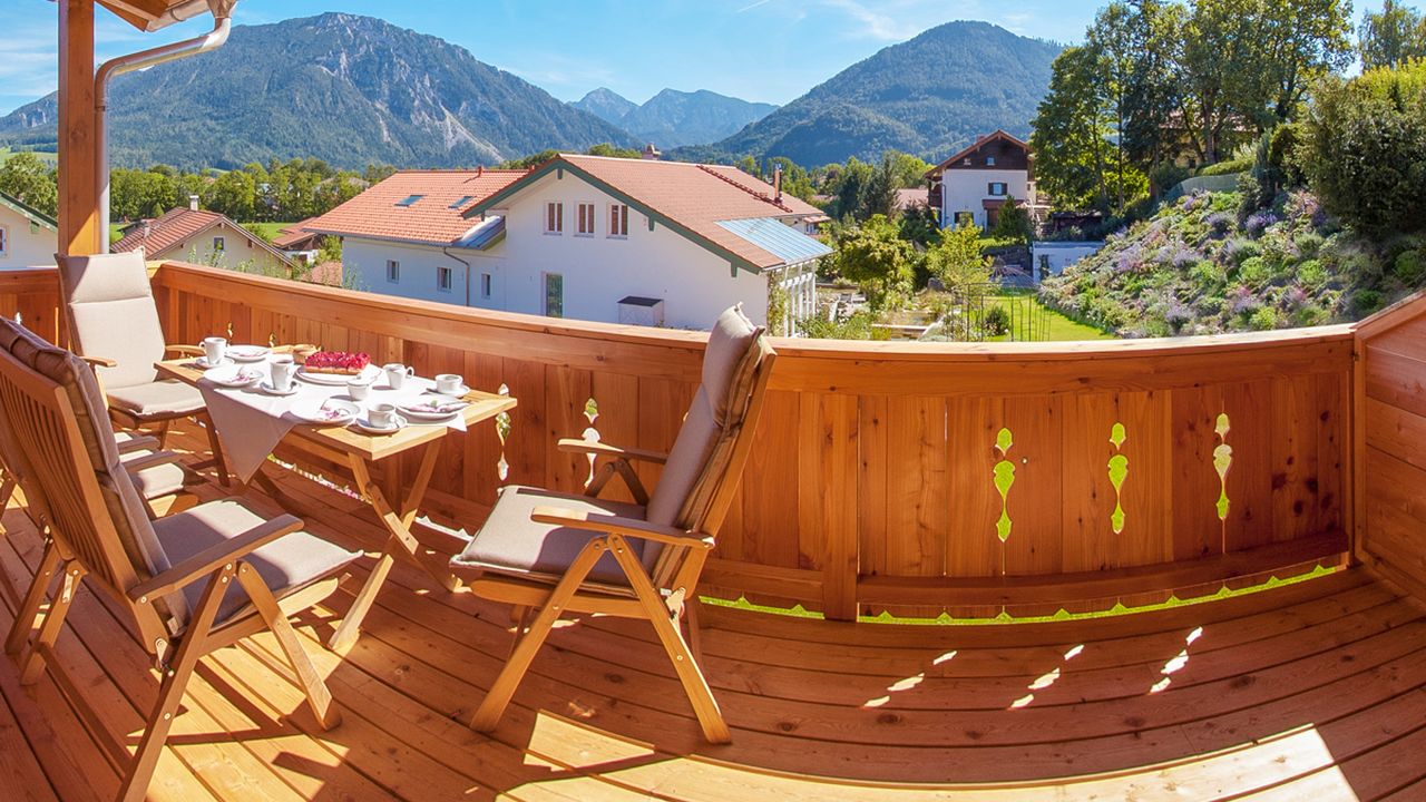 Südbalkon mit Sitzgruppe und Blick auf den Rauschberg Südbalkon mit Sitzgruppe und Blick auf den Rauschberg